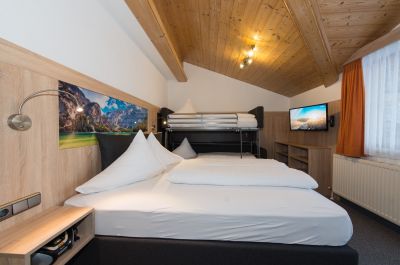 appartement-schneezauber-fewo-sonnenspitze-schlafzimmer-1.jpeg